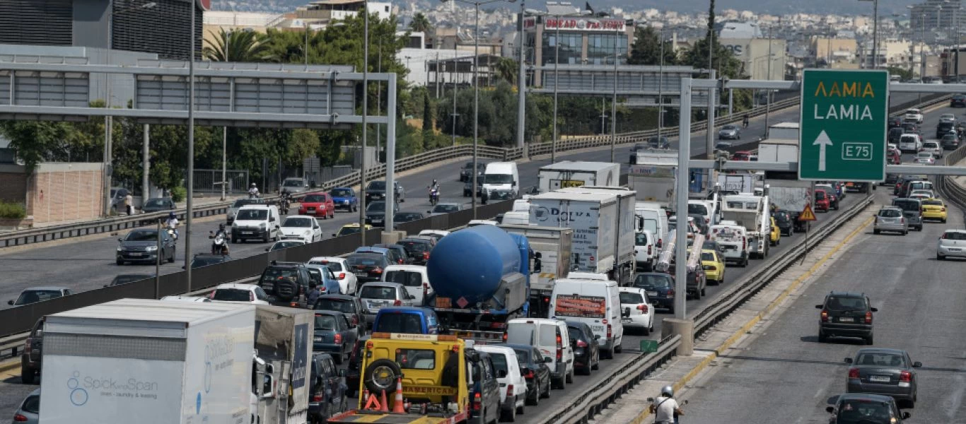 Στις φλόγες τυλίχτηκε ΙΧ στο ύψος της Κηφισιάς - Μποτιλιάρισμα στην άνοδο της Εθνικής προς Λαμία